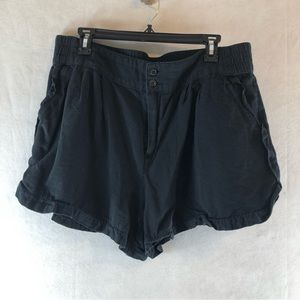 Who what wear black  paper back shorts linen size 16 gently used